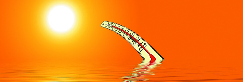 термометр на фоне палящего солнца