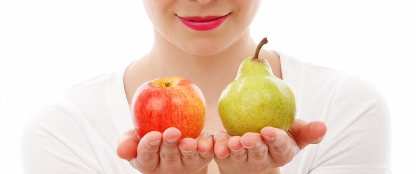 яблоко и груша в руках девушки